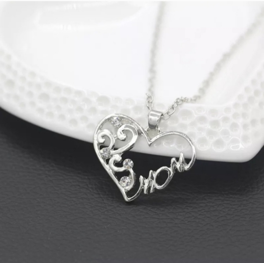 NEW Silver Heart Necklace "Mom" Heart Pendant on matching silver chain 18-20"NWT - Picture 2 of 7
